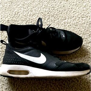 Nike Air Max Tavas Black and White Sneakers size 7